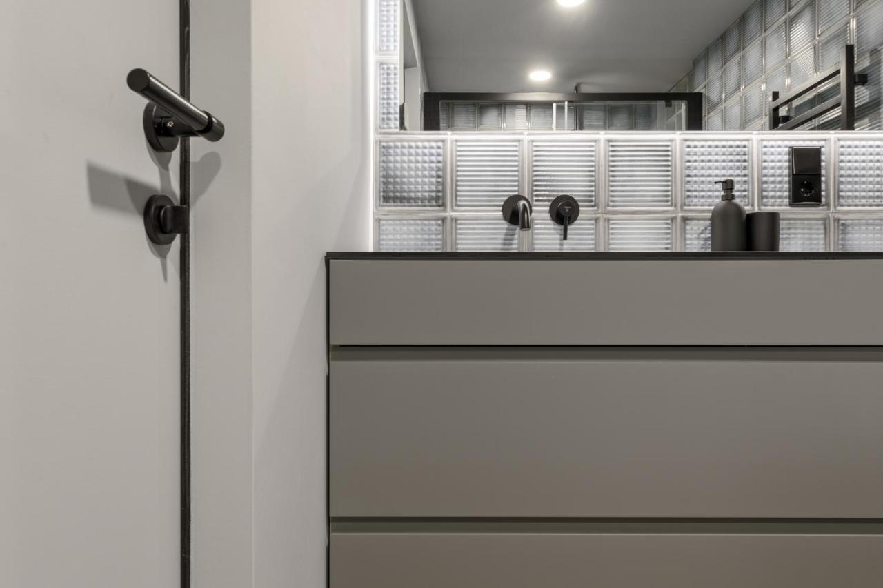 Ivis House Modern Apartment In Vilnius Old Town With Balcony ヴィリニュス エクステリア 写真
