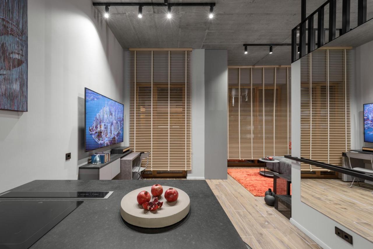 Ivis House Modern Apartment In Vilnius Old Town With Balcony ヴィリニュス エクステリア 写真